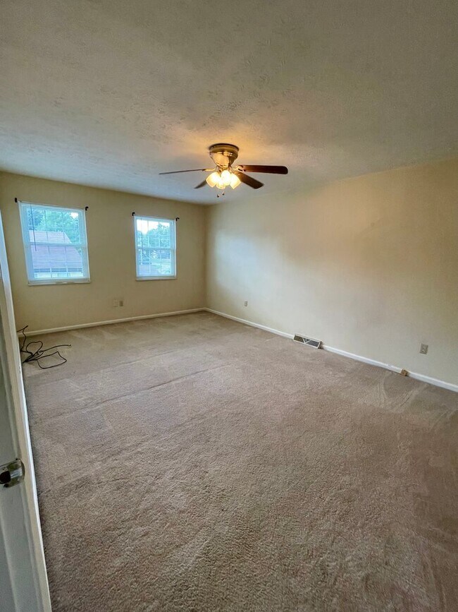 Building Photo - 257 University Dr