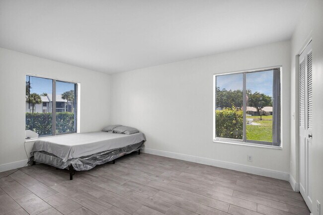 Building Photo - 1011 Green Pine Blvd
