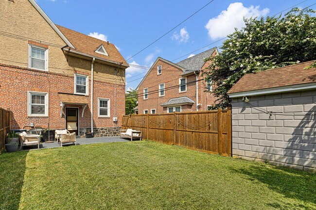 Building Photo - 2128 Gilles St