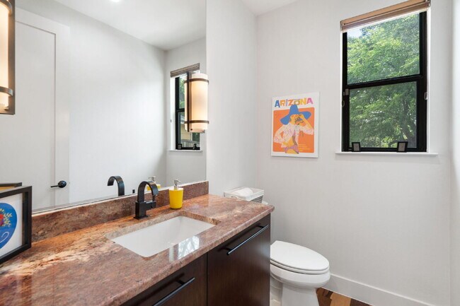 Building Photo - Modern Oasis in Bouldin Creek