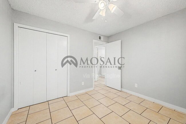 Building Photo - 533 W Guadalupe Rd