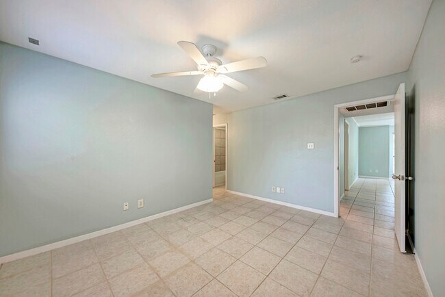 Building Photo - 1510 W N Loop Blvd
