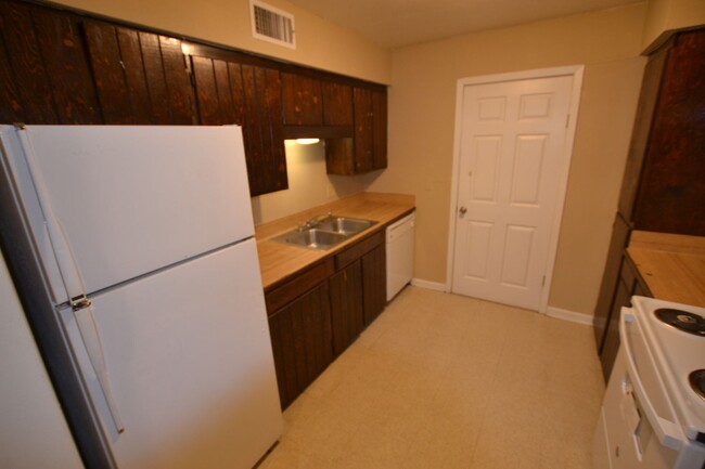 Building Photo - 2 bedroom, 2 bath apartments in Sherwood F...