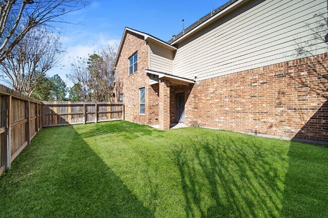 Building Photo - Exceptionally well-maintained Sterling Ridge Townhome boasts an array of desirable features!