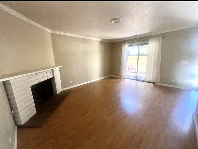 Building Photo - Charming 2 Bedroom/2 Bath Condo