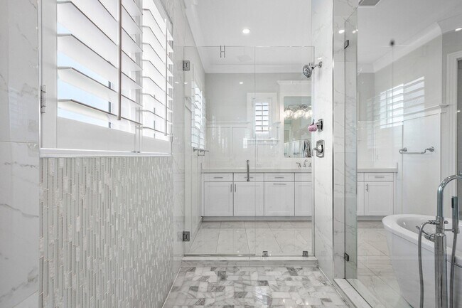 Building Photo - 2100 Notre Dame Dr