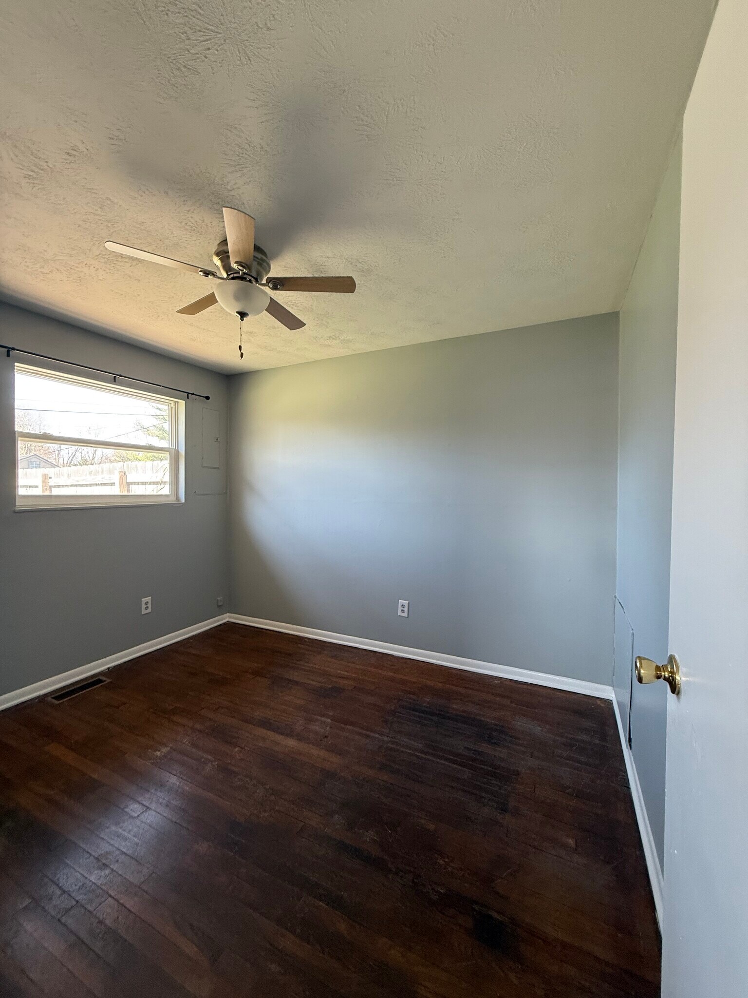 Building Photo - 916 N Avon Ave