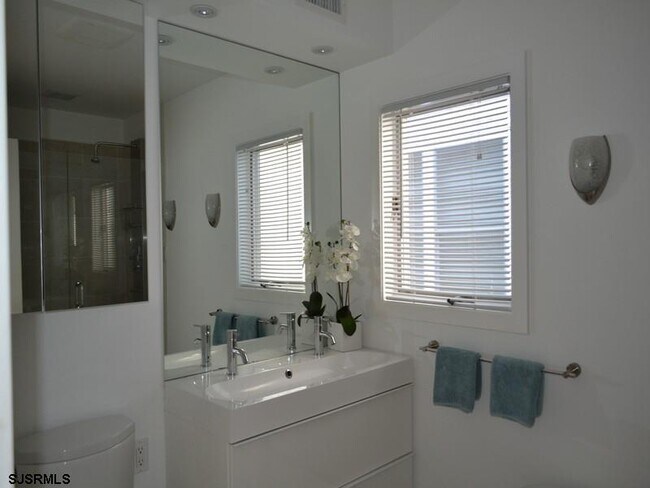 Building Photo - 110 S Richards Ave