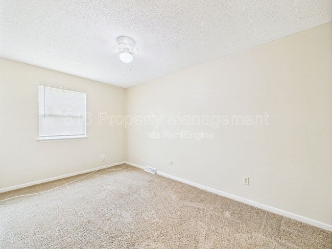 Building Photo - 166 SW Robin Rd