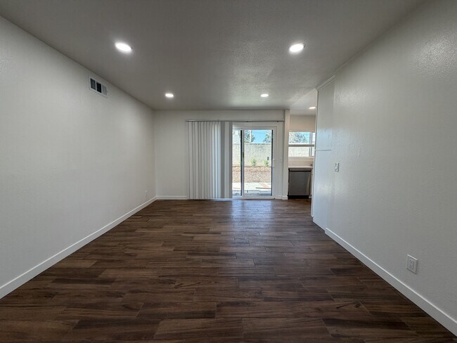 Building Photo - 1312 E Cottonwood St