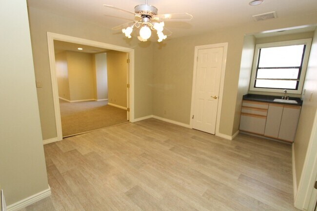 Building Photo - 3333 Deer Hollow Dr