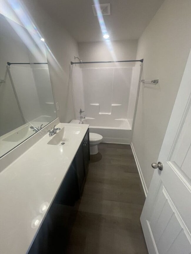 Building Photo - 3 Bedroom 2.5 Bathroom Townhome!