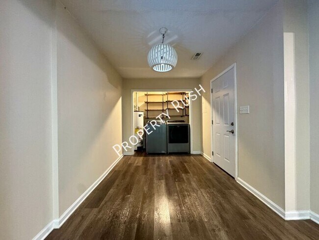 Building Photo - 1110 Fernway Cir