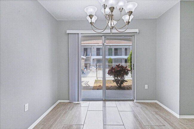 Building Photo - Charming Condo in Prime Sarasota Location ...