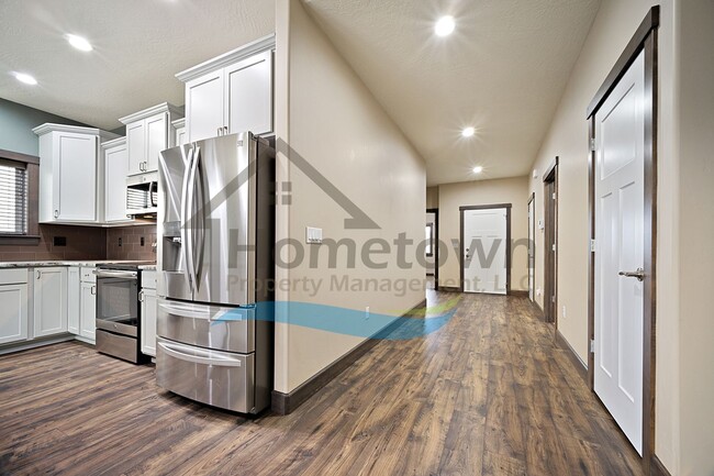 Building Photo - 3 Bedroom 2 Bathroom Home with Attached 3 Car Garage Available in Coeur d'Alene!