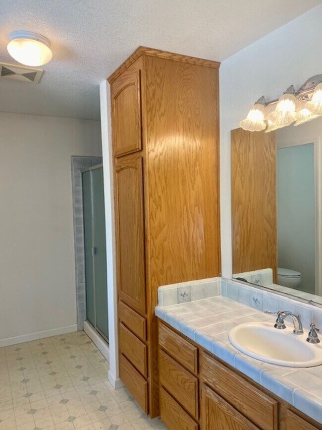 Building Photo - Roomy 3 Bedroom 2 Bathroom Home Walk to Do...