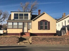 Building Photo - 2 bedroom, 1.5 bath home with off street p...