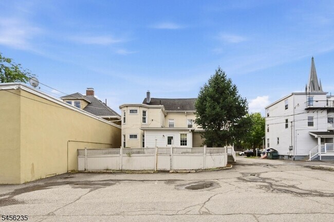 Building Photo - 104 Maple Ave