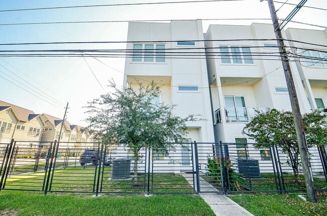 Building Photo - 2103 Engelmohr St