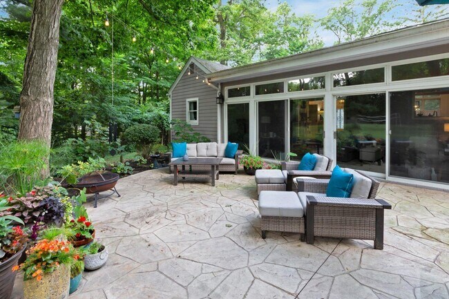 Building Photo - 7093 S Section Line Rd