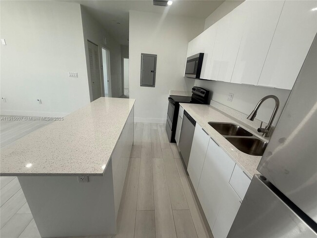 Building Photo - 909 E 24th St