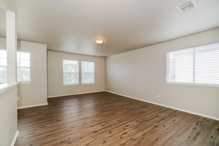 Building Photo - 228 Weeping Willow