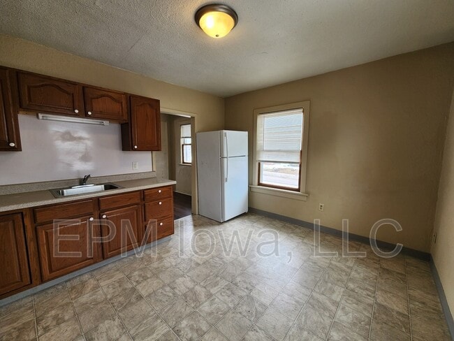 Building Photo - 604 1/2 West Seerley Boulevard