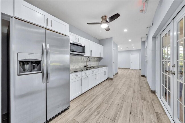 Building Photo - 3520 Oaks Way