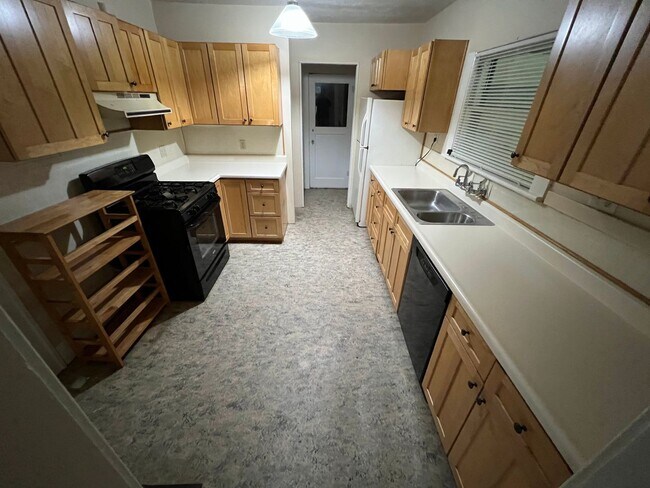 Building Photo - Charming and Spacious 4 Bed, 2.5 Bath Home near Downtown