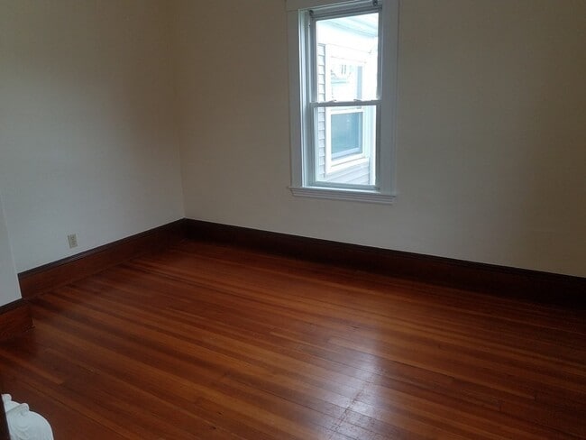 Building Photo - 68 Burnside St