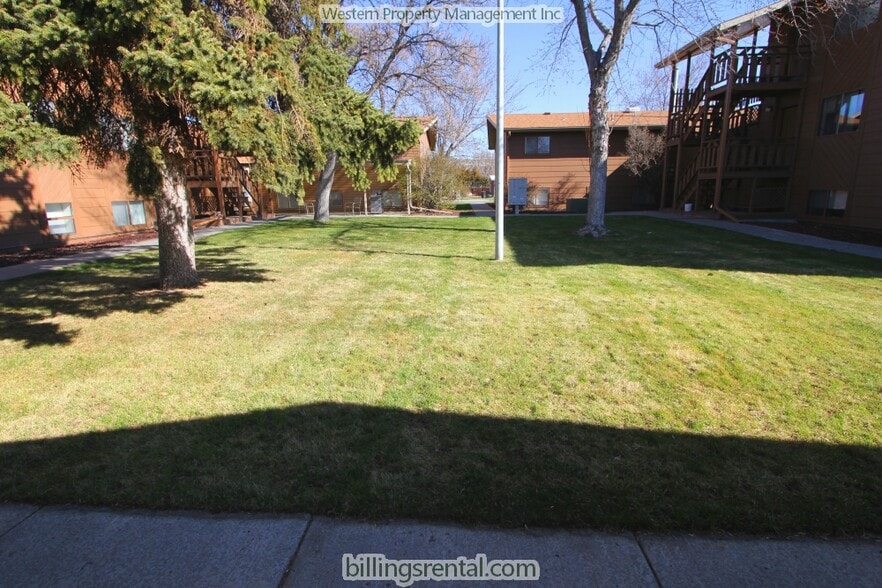 Shared Yard - 2320 Alderson Ave