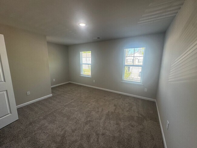 Building Photo - Move In Ready 4BR/2.5BA Home located in Stoneygreen Community