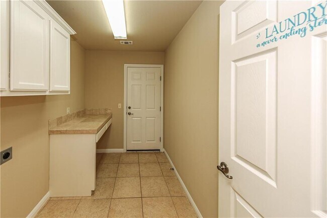 Building Photo - 10 Sonata Cir