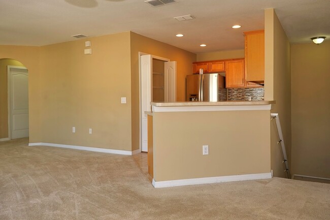 Building Photo - Updated and Spacious 2/2 Townhome with gar...