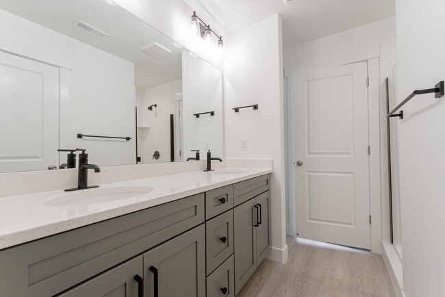 Building Photo - 732 Banner Dr