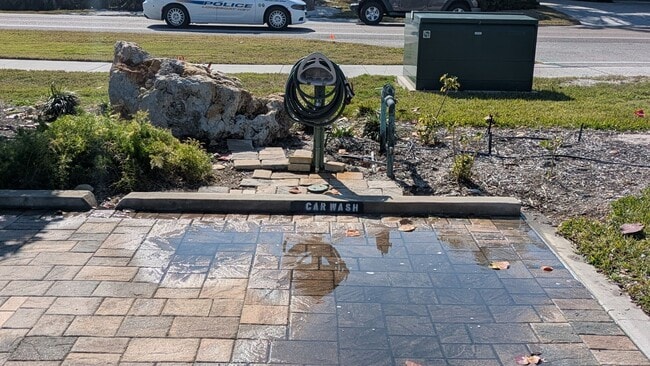 Building Photo - Seasonal/short term 2/2 condo rental with full water view on Longboat Key.