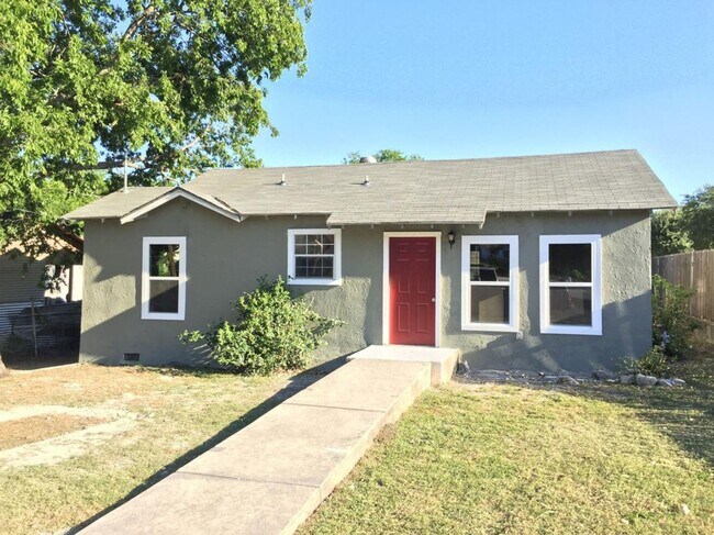 Building Photo - 710 Poinsettia St