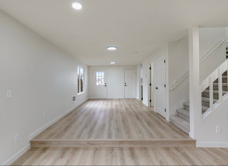 Building Photo - 902 NE Hacienda Ct