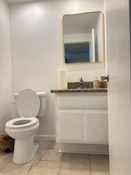 Half bathroom downstairs - 8724 Edmonton Pl