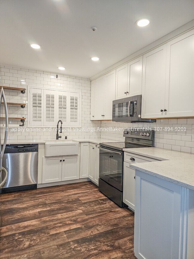 Building Photo - Exquisitely Updated Condo - Must See