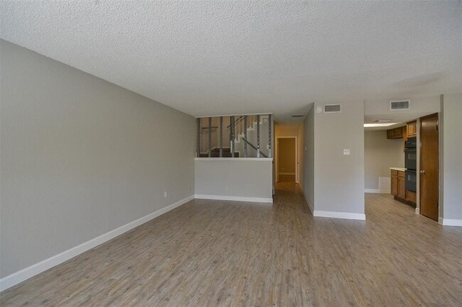 Building Photo - 1326 Town Cir