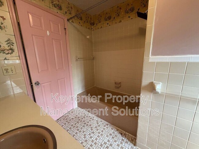 Building Photo - 907 Ladd Rd