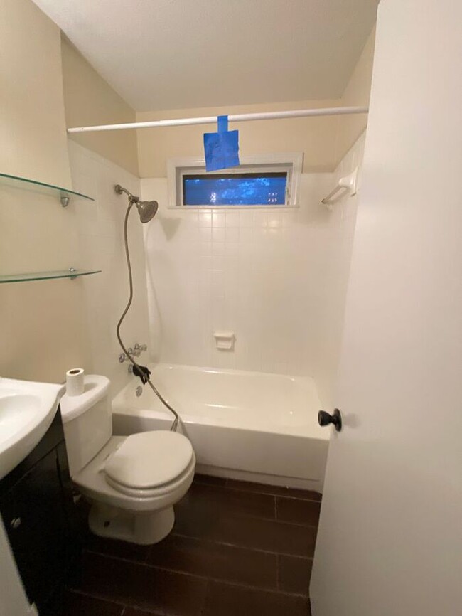 Building Photo - Cottage home, 5 minutes to Wrightsville Be...