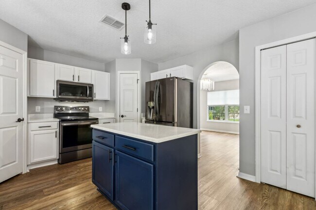 Building Photo - Newly Renovated 4 Bedroom!