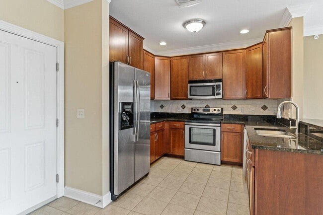 Building Photo - 953 Ingleside Ave