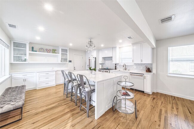 Building Photo - 5837 Clendenin Ave