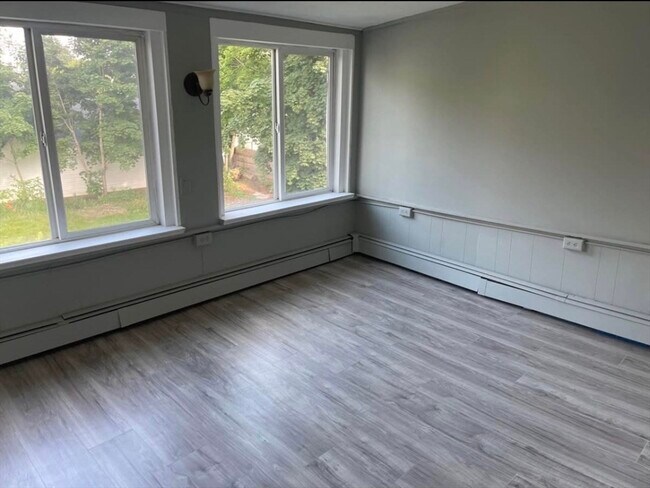 Building Photo - 93 Spruce St