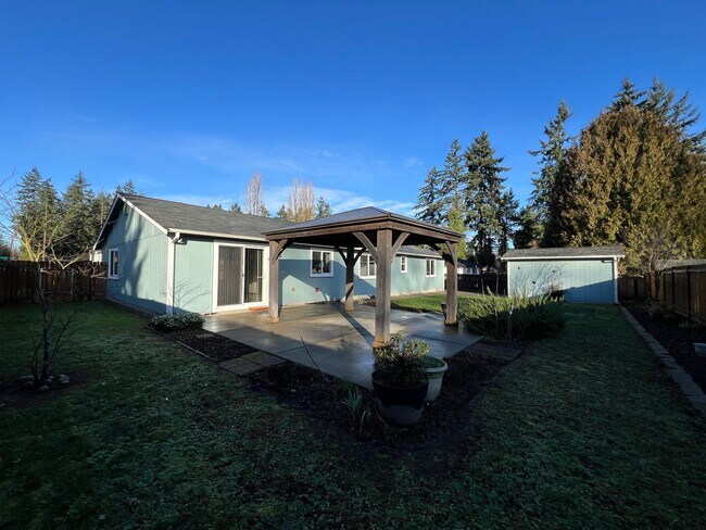 Building Photo - Price Drop!-Exceptional 2200 sq ft Three Bedroom 2 Bath Rambler in Fed Way - with A/C