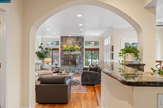 Building Photo - 3040 Stonegate Dr