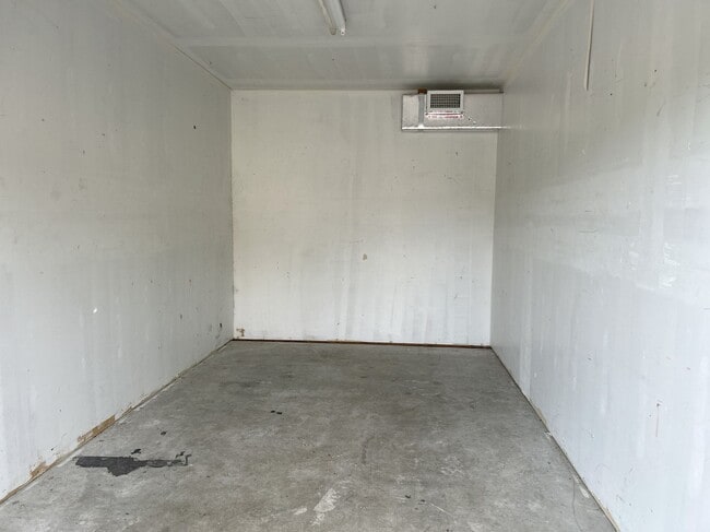 Building Photo - 1/1 Upper Duplex Available